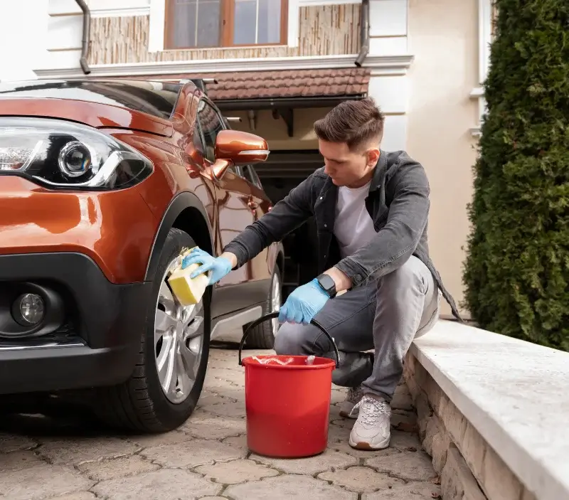 Lavage auto à domicile Lizant : professionnel intervenant sur un véhicule